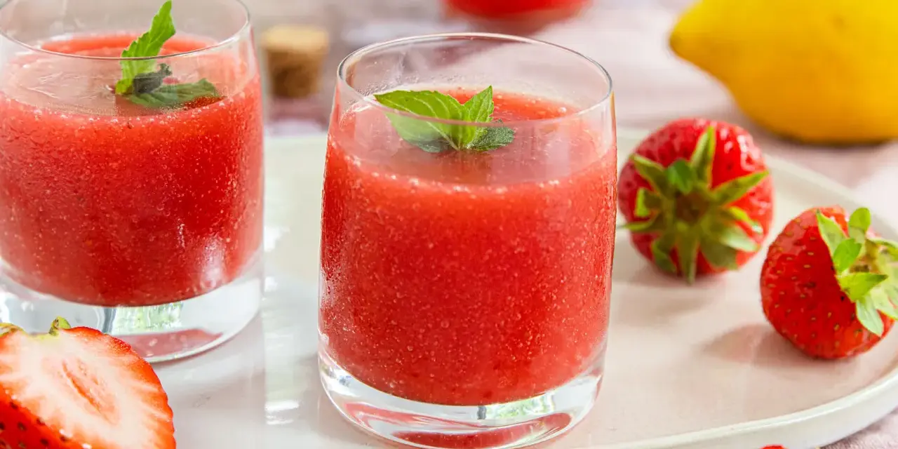 Erfrischende Erdbeer-Limetten-Drinks mit Minze, garniert mit frischen Erdbeeren und einer Zitrone. Perfekt für heiße Tage!