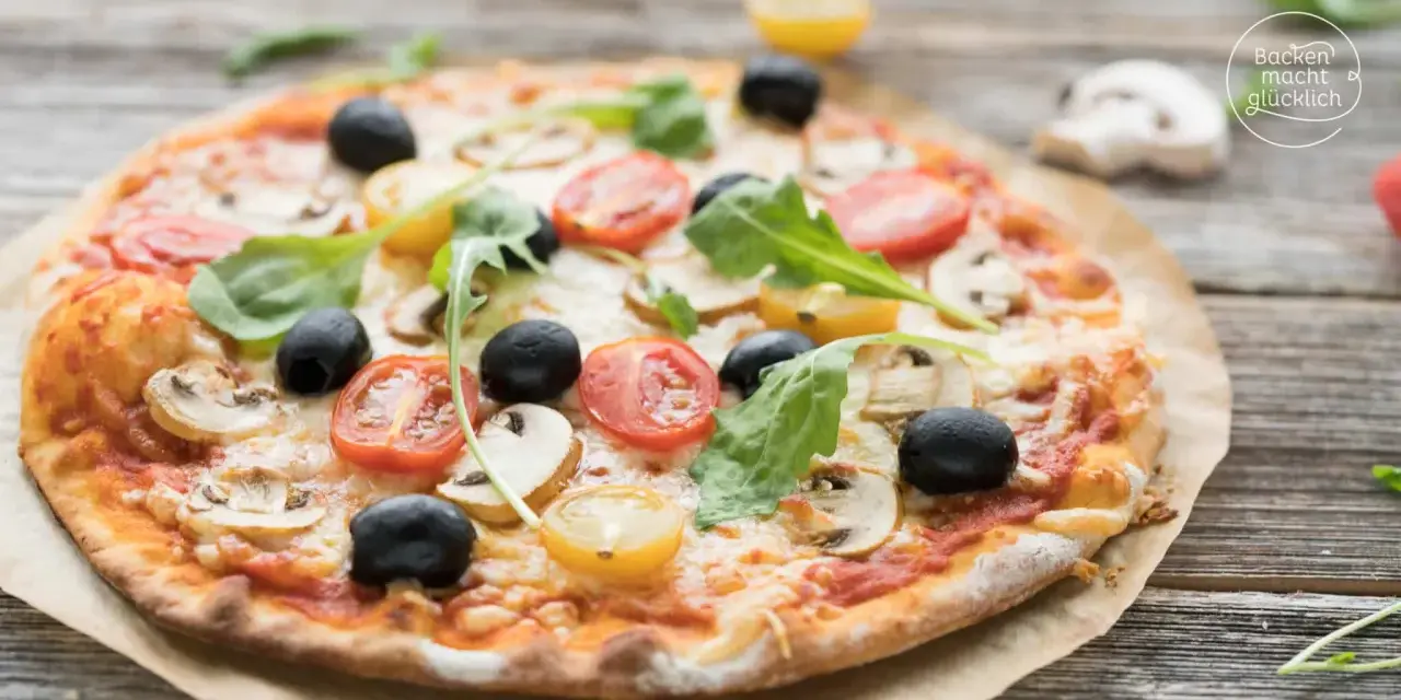 Leckerer Pizzaboden mit Joghurt, belegt mit Tomaten, Oliven und Pilzen.