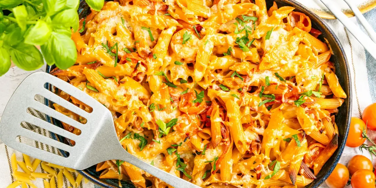 Leckerer Nudelauflauf ohne Vorkochen, mit geschmolzenem Käse und frischen Kräutern garniert. Ein schnelles und einfaches Gericht für jeden Tag.