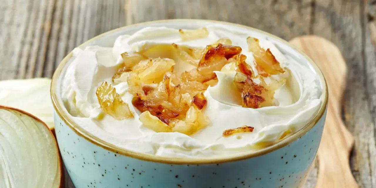 Cremiger Zwiebeldip mit karamellisierten Zwiebeln, inspiriert von der herzhaften Zwiebelsuppe. Perfekt zum Dippen!