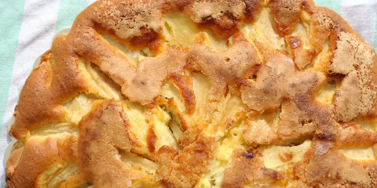 Saftiger apfelkuchen ohne mehl, mit goldbrauner Kruste und sichtbaren Apfelstücken. Perfekt für eine leichte Leckerei.