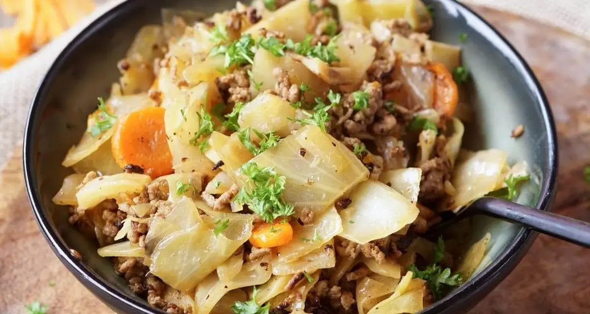 Herzhaftes Gericht aus spitzkohl mit hackfleisch und kartoffeln, garniert mit frischer Petersilie.