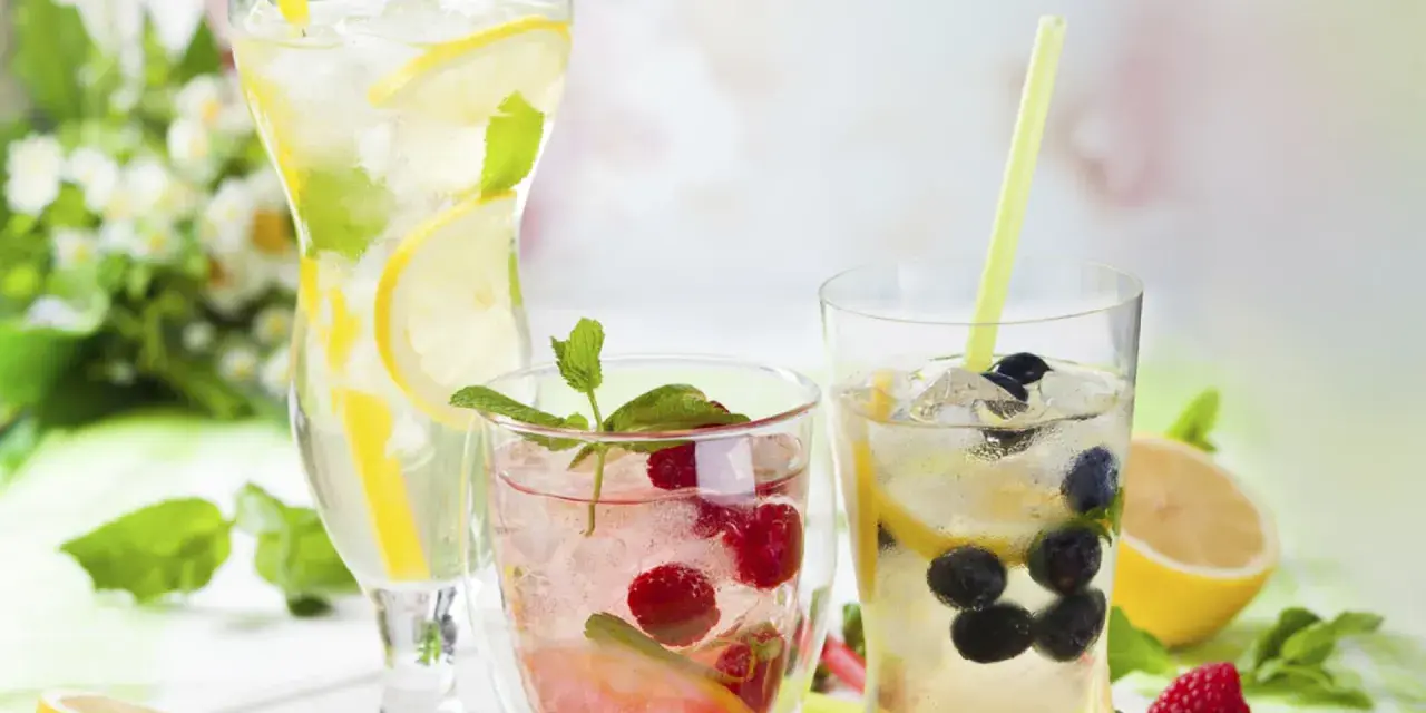 Erfrischende hausgemachte Limonade mit Zitrone, Beeren und Minze. Perfekt zum limonade selber machen an heißen Tagen.