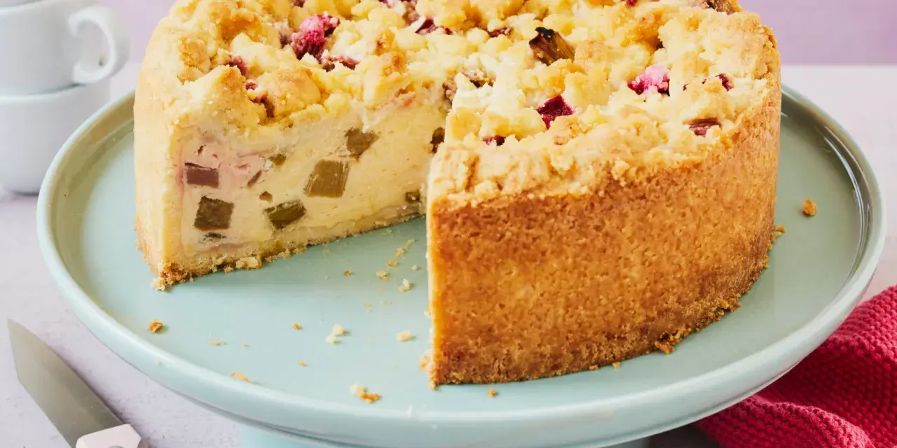 Rhabarberkuchen rezept mit pudding: Ein saftiger Kuchen mit Rhabarberstückchen und Streuseln auf einem cremigen Puddingboden.