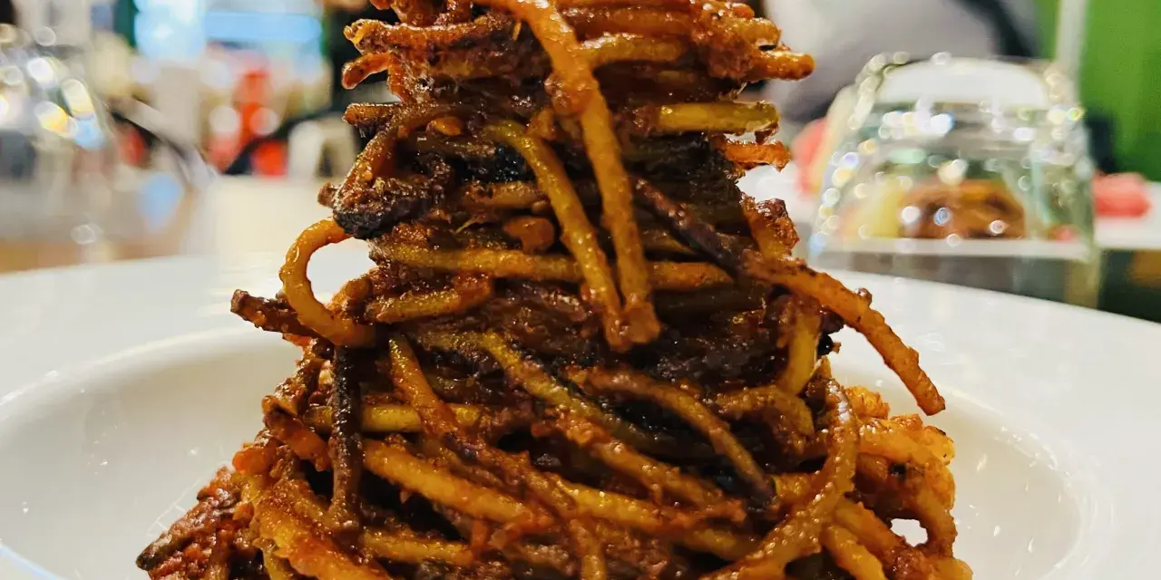 Ein Berg aus knusprigen Spaghetti, perfekt für das Spaghetti Assassina Rezept.