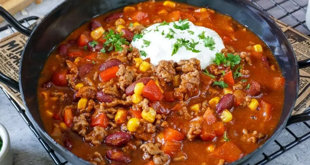 Herzhaftes Chili con Carne mit Hackfleisch, Bohnen, Mais und einem Klecks Sour Cream. Perfekt für kalte Tage!