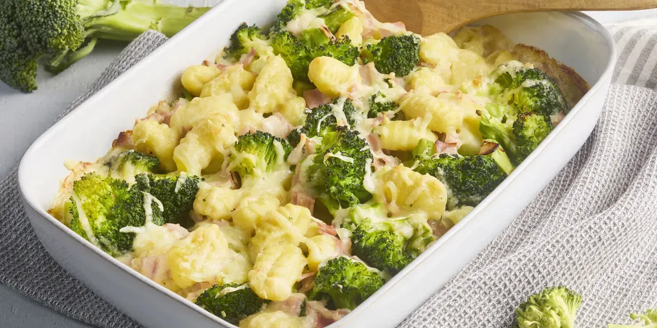 Herzhafter Brokkoli Gnocchi Auflauf mit Schinken und Käse überbacken, bereit zum Servieren.