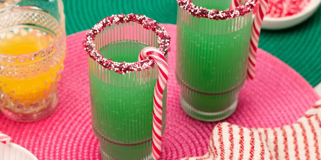 Grinch Cocktail Rezept: Grüne Drinks mit Zuckerrand und Lollis. Perfekt für die Feiertage!