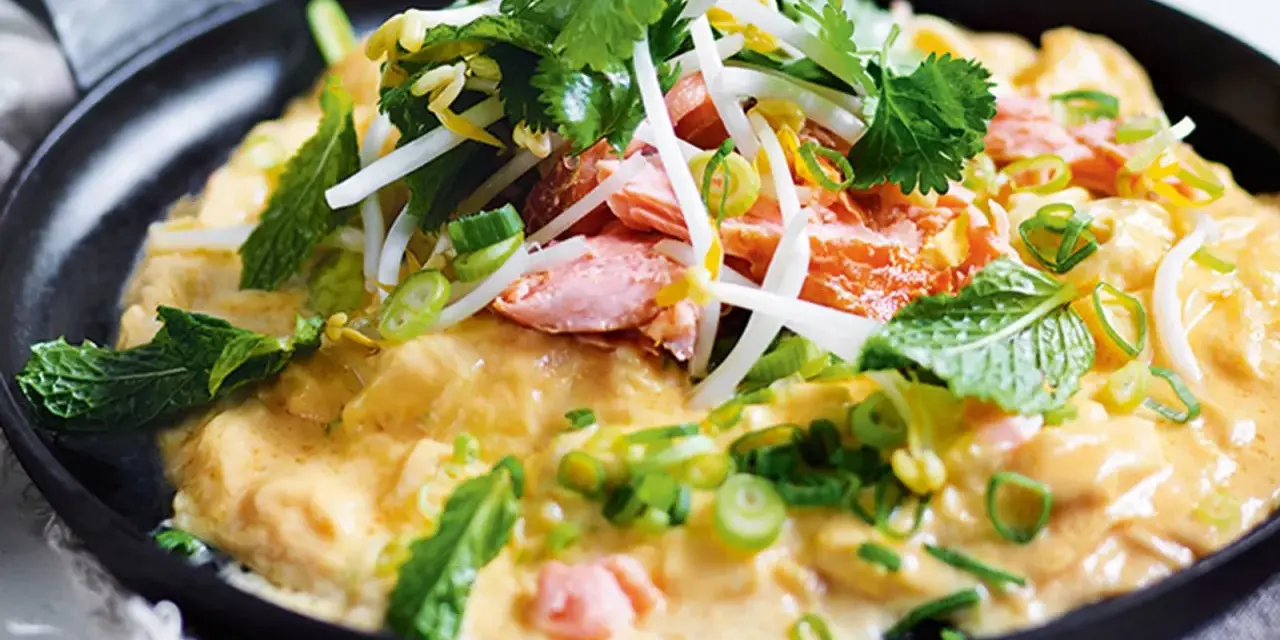 Herzhaftes Lachs-Omelett mit Sojasprossen und Minze – perfekt für warmes Wetter.