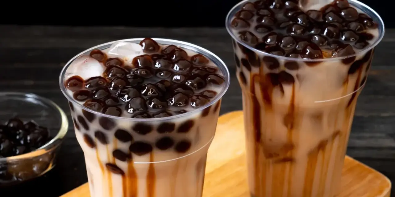 Zwei leckere Bubble Teas mit vielen Tapiokaperlen. Perfekt, wenn du Lust hast, Bubble Tea Perlen selber machen.
