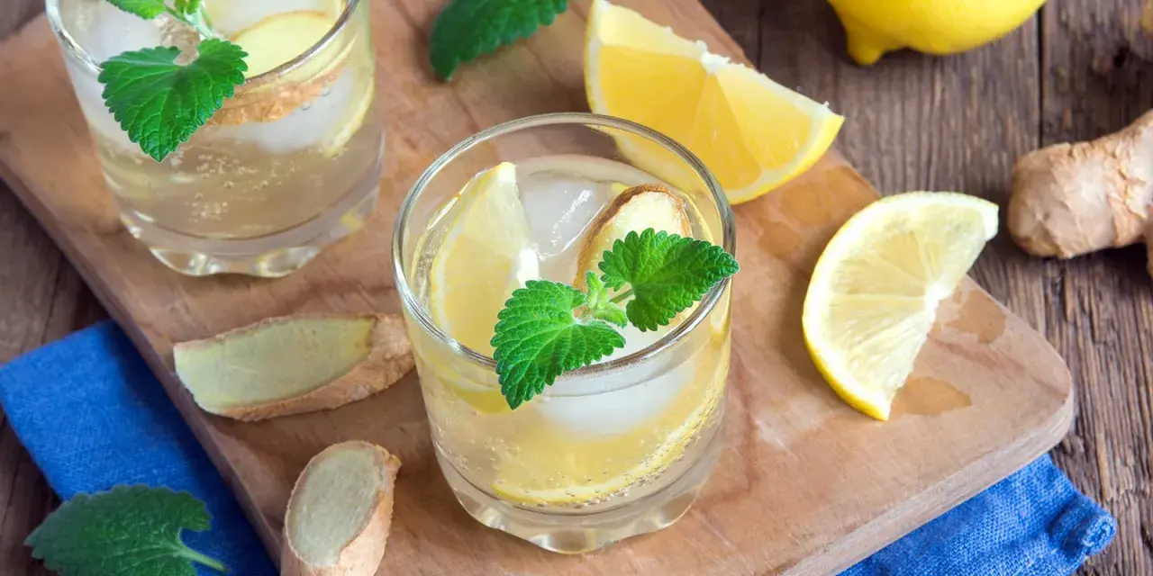 Erfrischendes Getränk mit Ingwer, Zitrone und Minze – perfekt, um Ginger Ale selber zu machen.