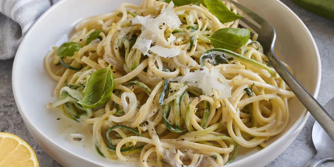 Zucchini-Zitronen-Pasta mit Basilikum und Parmesan, ein leichtes und frisches Gericht.