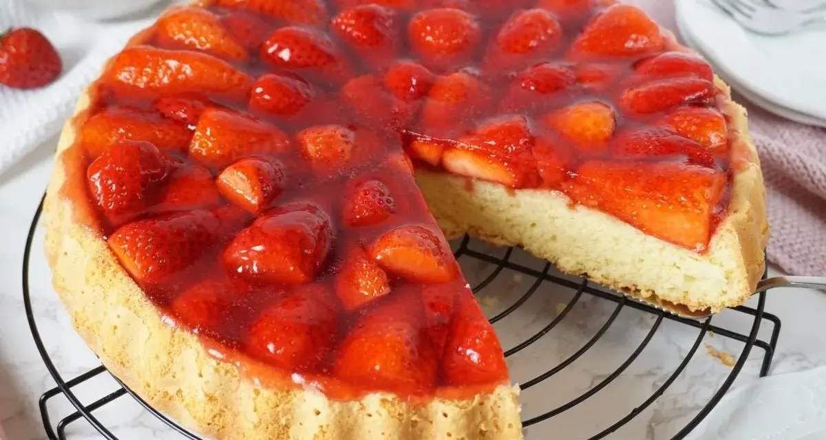 Saftiger Erdbeerkuchen mit frischen Erdbeeren und Tortenguss. Ein tolles Erdbeerkuchen Rezept für den Sommer.