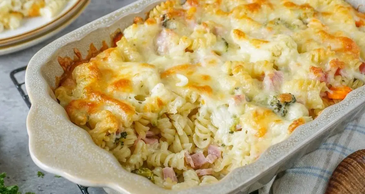 Nudelauflauf mal anders: Fusilli mit Schinken, Brokkoli und Karotten, überbacken mit goldbraunem Käse in einer Auflaufform.