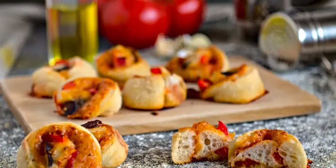 Leckere Pizzaschnecken, perfekt für ein schnelles Mittagessen oder als Snack. Dieses Pizzaschnecken rezept ist einfach und gelingt immer.