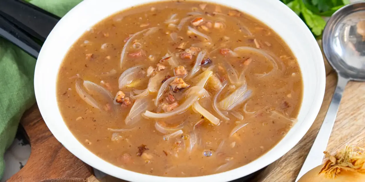 Herzhafte zwiebelsauce wie bei Oma, mit zarten Zwiebelringen und Speckstückchen in einer kräftigen Brühe. Ein Klassiker, der wärmt.