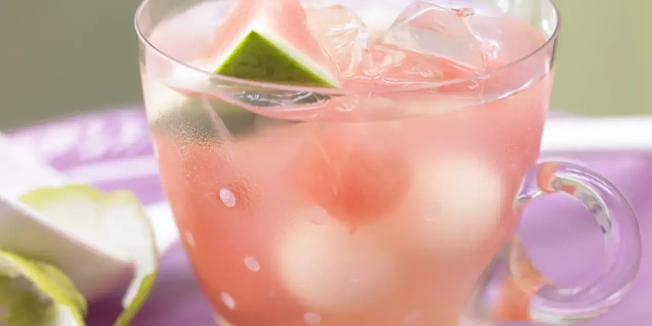 Erfrischende melonenbowle ohne alkohol in einem Glas mit Wassermelonenstücken und Eiswürfeln.