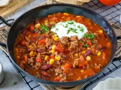 Herzhaftes Chili con Carne mit Hackfleisch, Bohnen, Mais und einem Klecks Sour Cream. Perfekt für kalte Tage!