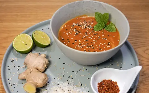 Schmackhafte Erdnuss Sauce selber machen: Cremig, mit Sesam, Chili, Ingwer und Limette. Perfekt zum Dippen!