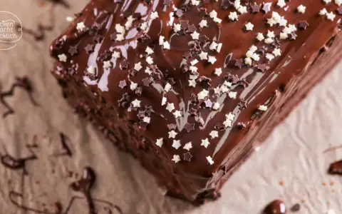 Ein saftiger Schokokuchen mit glänzender Glasur und Sternenstreuseln. Perfekt für dein nächstes Schokokuchen Rezept!