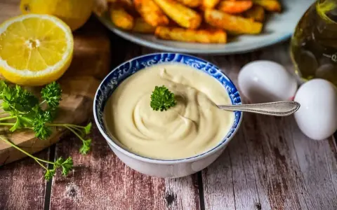 Cremige Mayonnaise, perfekt für Ihr nächstes mayonnaise rezept. Mit frischen Zutaten wie Zitrone und Petersilie.