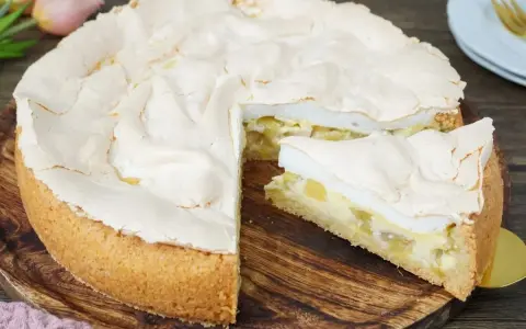 Ein saftiger Rhabarber Baiser Kuchen mit knusprigem Boden und luftiger Baiserhaube. Ein Genuss für jeden Kaffeetisch.