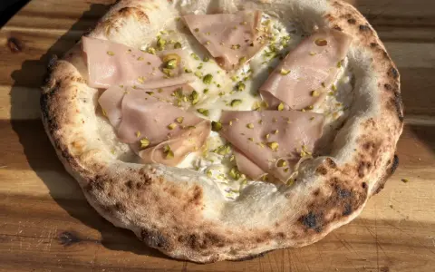 Pizza mit Mortadella und Pistazien. Perfekt, wenn du **Pizzateig selber machen** möchtest und eine besondere Kreation zaubern willst.