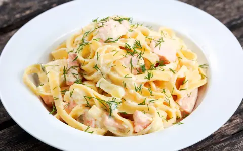 Cremige Pasta mit Lachs und frischem Dill, ein Genuss für jeden Gaumen.