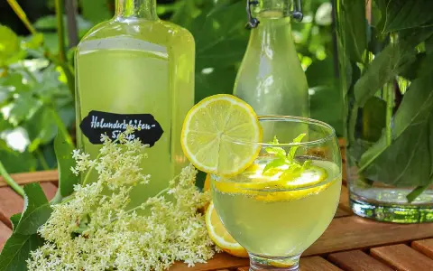 Erfrischendes Getränk mit selbstgemachtem Holunderblütensirup, Zitrone und Minze. Perfekt für den Sommer!