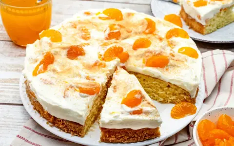Ein saftiger Fantakuchen mit Mandarinen und Sahne, perfekt für das nächste Kaffeetrinken. Dieses Fantakuchen Rezept ist ein Genuss!