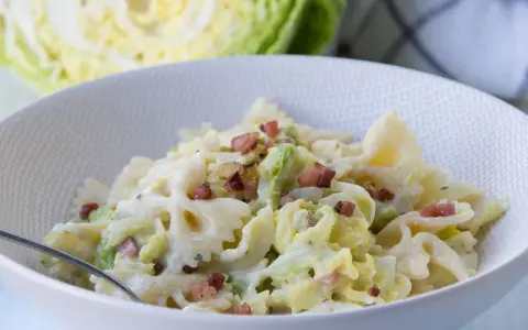 Herzhafte Pasta mit Wirsing und Speck, eine cremige Köstlichkeit, die Lust auf mehr macht.