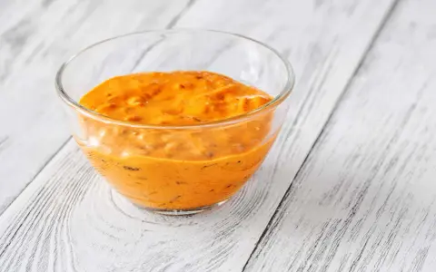 Cremige, orangefarbene Burger-Sauce in einer Glasschale, perfekt für Ihr nächstes Burger-Rezept.