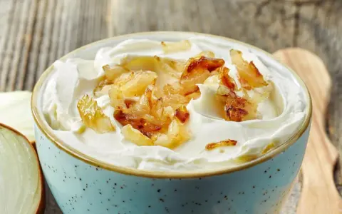 Cremiger Zwiebeldip mit karamellisierten Zwiebeln, inspiriert von der herzhaften Zwiebelsuppe. Perfekt zum Dippen!