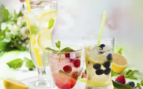 Erfrischende hausgemachte Limonade mit Zitrone, Beeren und Minze. Perfekt zum limonade selber machen an heißen Tagen.