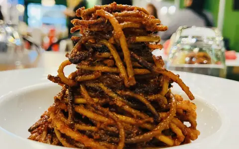 Ein Berg aus knusprigen Spaghetti, perfekt für das Spaghetti Assassina Rezept.