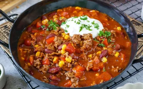 Herzhaftes Chili con Carne mit Hackfleisch, Bohnen, Mais und einem Klecks Sour Cream. Perfekt für kalte Tage!