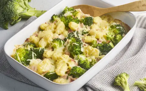 Herzhafter Brokkoli Gnocchi Auflauf mit Schinken und Käse überbacken, bereit zum Servieren.