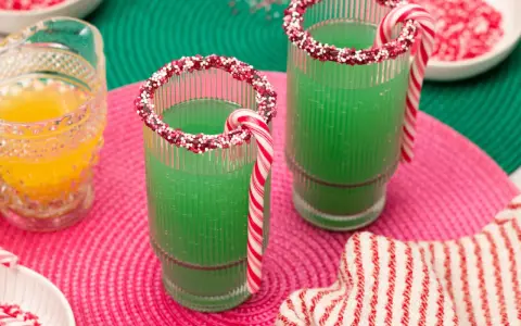 Grinch Cocktail Rezept: Grüne Drinks mit Zuckerrand und Lollis. Perfekt für die Feiertage!