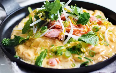 Herzhaftes Lachs-Omelett mit Sojasprossen und Minze – perfekt für warmes Wetter.