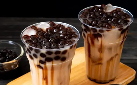 Zwei leckere Bubble Teas mit vielen Tapiokaperlen. Perfekt, wenn du Lust hast, Bubble Tea Perlen selber machen.