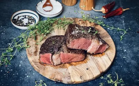 Perfekt gebratenes Rib Eye Steak, saftig und rosa, mit frischem Thymian und grobem Salz gewürzt. Ein Genuss für Fleischliebhaber.