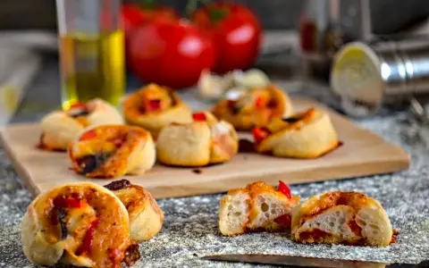 Leckere Pizzaschnecken, perfekt für ein schnelles Mittagessen oder als Snack. Dieses Pizzaschnecken rezept ist einfach und gelingt immer.