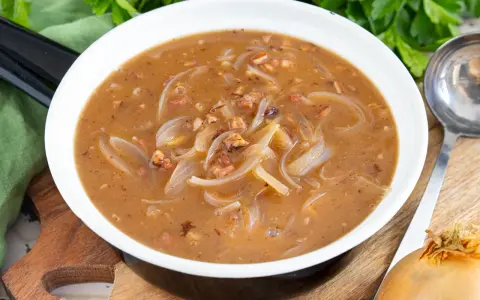 Herzhafte zwiebelsauce wie bei Oma, mit zarten Zwiebelringen und Speckstückchen in einer kräftigen Brühe. Ein Klassiker, der wärmt.