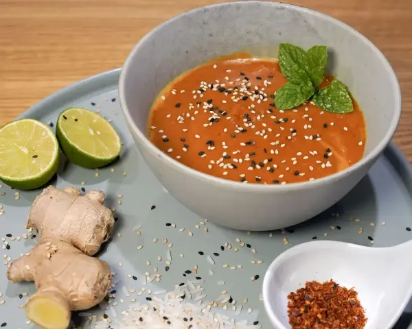 Schmackhafte Erdnuss Sauce selber machen: Cremig, mit Sesam, Chili, Ingwer und Limette. Perfekt zum Dippen!