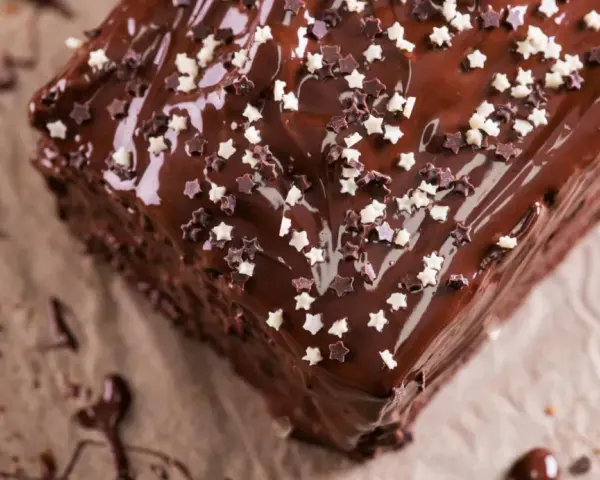 Ein saftiger Schokokuchen mit glänzender Glasur und Sternenstreuseln. Perfekt für dein nächstes Schokokuchen Rezept!
