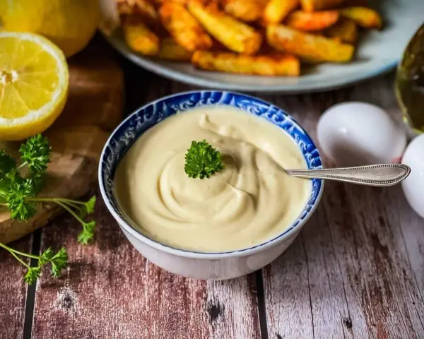 Cremige Mayonnaise, perfekt für Ihr nächstes mayonnaise rezept. Mit frischen Zutaten wie Zitrone und Petersilie.