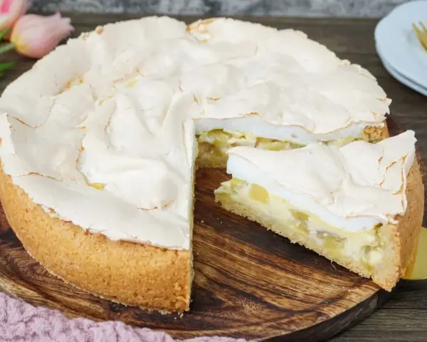 Ein saftiger Rhabarber Baiser Kuchen mit knusprigem Boden und luftiger Baiserhaube. Ein Genuss für jeden Kaffeetisch.