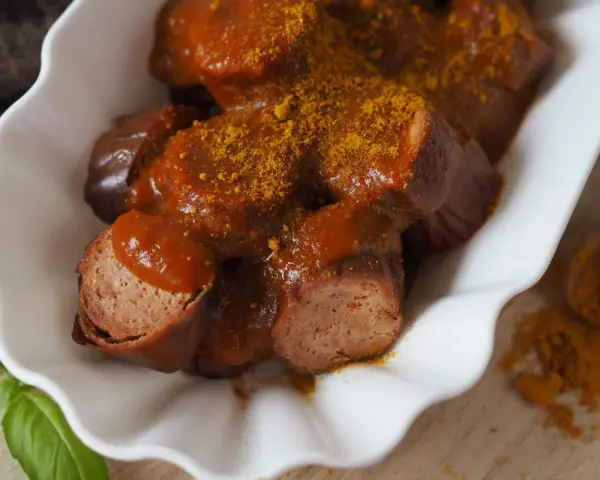 Leckere Currywurst mit einer würzigen Sauce, die an das originale Rezept erinnert. Perfekt für einen herzhaften Snack.