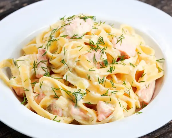 Cremige Pasta mit Lachs und frischem Dill, ein Genuss für jeden Gaumen.