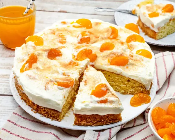 Ein saftiger Fantakuchen mit Mandarinen und Sahne, perfekt für das nächste Kaffeetrinken. Dieses Fantakuchen Rezept ist ein Genuss!